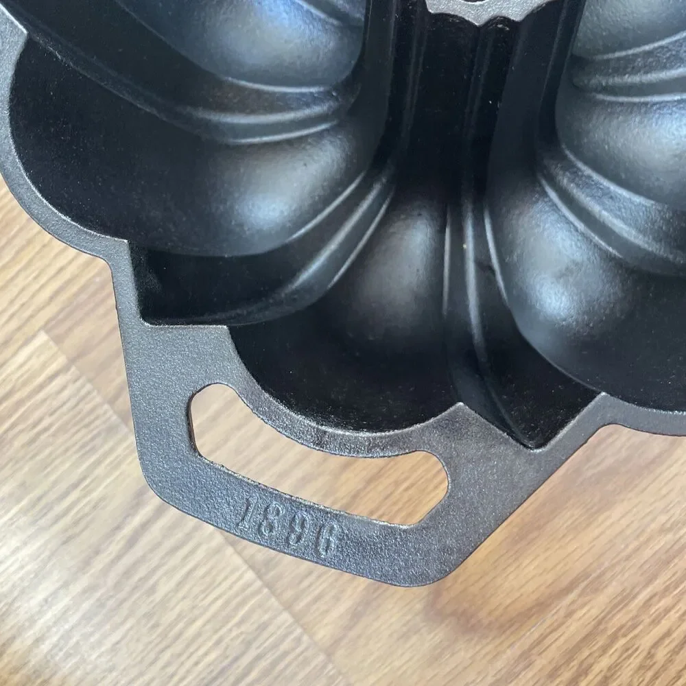 Lodge 1896 Cast Iron Fluted Cake Pan RARE* DISCONTINUED